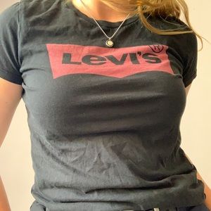 LEVI’S BACK AND RED T SHIRT BRAND SUPER CUTE